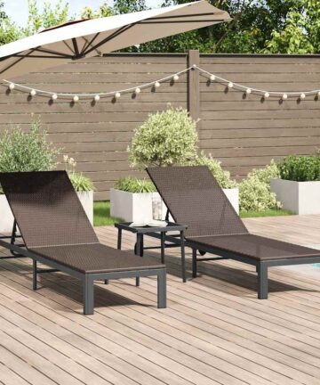 Sonnenliegen 2 Stück mit Rädern und Tisch Braun Poly Rattan